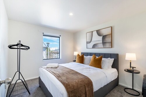 6BR Home | Walk to Wolfbrook Arena & Hagley Park