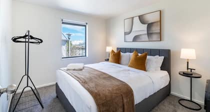 6BR Home | Walk to Wolfbrook Arena & Hagley Park