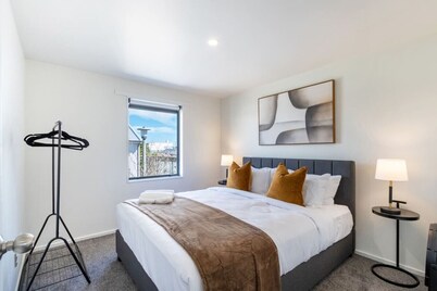 6BR Home | Walk to Wolfbrook Arena & Hagley Park