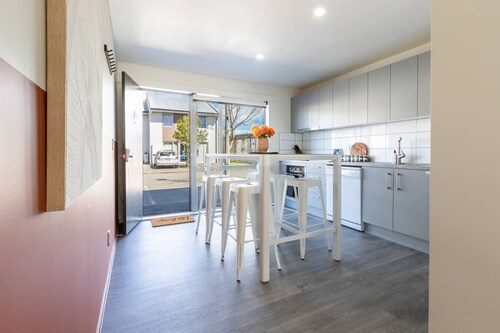 6BR Home | Walk to Wolfbrook Arena & Hagley Park