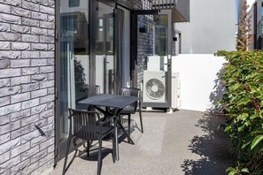 Outdoor dining - Stroll to the Stadium, 2-Bed with Private Carpark (Christchurch)