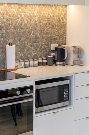 Fridge, microwave, oven, stovetop - Stroll to the Stadium, 2-Bed with Private Carpark (Christchurch)