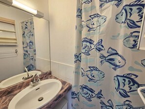 A bathroom with two sinks, a mirror, and a shower curtain with a fish pattern. - CAP D'AGDE - Plage Richelieu / Réf 278 (CAP D'AGDE)