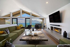 Living area - Aspen View | Hot Tub | Lake View | Luxury (Queenstown)