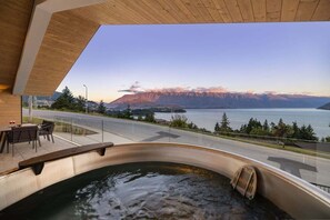 Outdoor dining - Aspen View | Hot Tub | Lake View | Luxury (Queenstown)