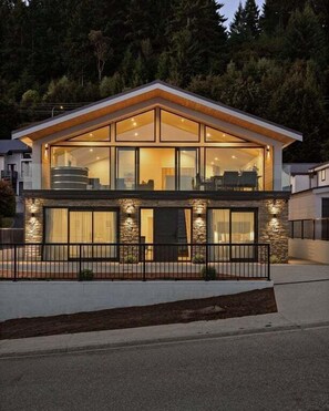 Exterior - Aspen View | Hot Tub | Lake View | Luxury (Queenstown)