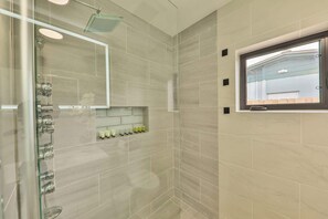 Dusche, Haartrockner, Handtücher, Shampoo