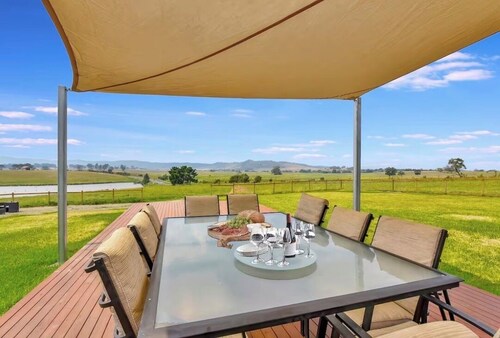 Private Retreat with Hottub | 10 min walk to Doltone House