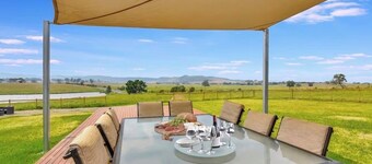 Private Retreat with Hottub | 10 min walk to Doltone House