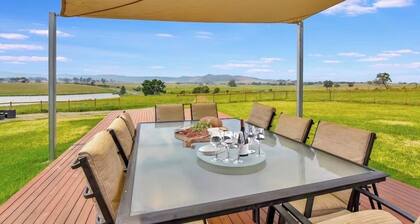 Private Retreat with Hottub | 10 min walk to Doltone House