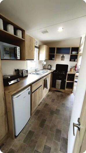 Microwave, oven, stovetop, electric kettle - Stylish 3 Bedroom Caravan Near Edinburgh | Sleeps 6 | Seton Sands (Port Seton)