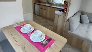 Ein kompakter Wohnbereich mit Essbereich, Küchenzeile und Sofa.
