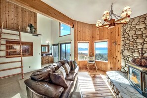 TV, fireplace, stereo - Mv15 lakeview top of the mountain townhome (Stateline)