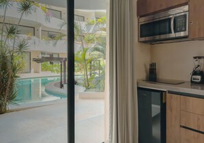 Kühlschrank, Mikrowelle, Ofen, Wasserkocher mit Kaffee-/Teezubehör
