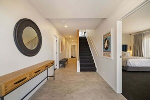 Room - The Lookout | Hot Tub | Lake View | Luxury (Queenstown)