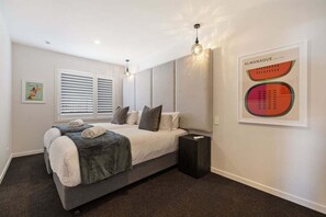 Unclassified image, 3 of 41, button - The Lookout | Hot Tub | Lake View | Luxury (Queenstown)