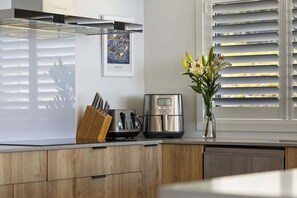 Private kitchen - The Lookout | Hot Tub | Lake View | Luxury (Queenstown)