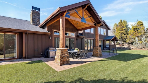 Mulligan Estate by Avantstay Sunriver Retreat + Hot Tub + Game Room + Bikes + Near Trails & Golf