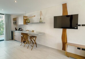 Deluxe Studio | Private kitchen | Mini-fridge, microwave, oven, stovetop - Elements Condos (Tulum)