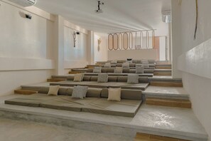 Et moderne interiør med trappeeffekt, en projektor og et minimalistisk design.
