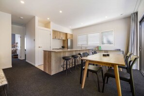 Dining - The Retreat | Modern Apartment (Queenstown)