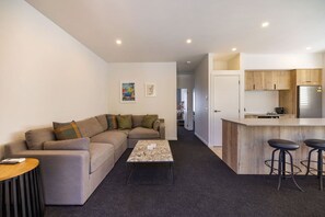 Living area - The Retreat | Modern Apartment (Queenstown)