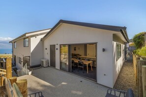 Outdoor dining - The Retreat | Modern Apartment (Queenstown)