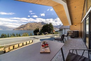 Outdoor dining - The Lookout + The Retreat | Sleeps 12 guests (Queenstown)