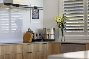 Private kitchen - The Lookout + The Retreat | Sleeps 12 guests (Queenstown)