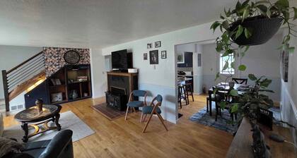 4BR Florence Coastal Home • Walk to Old Town • Near Oregon Dunes • Pet Friendly