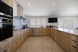 Private kitchen - Aspen View + The Hideaway | Sleeps up to 12 guests (Queenstown)
