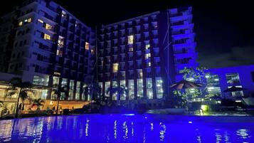 3 outdoor pools