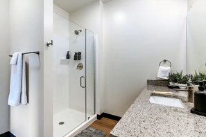 Shower, hair dryer, towels, soap - Designer Apt: Walk to Busch Stadium, Free Parking (St. Louis)