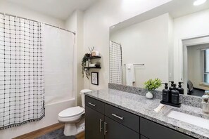 Shower, hair dryer, towels, soap - Designer Apt: Walk to Busch Stadium, Free Parking (St. Louis)