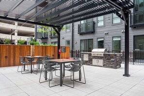 Outdoor dining - Designer Apt: Walk to Busch Stadium, Free Parking (St. Louis)