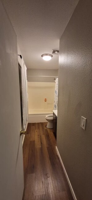 Hair dryer, towels, soap, toilet paper - Lovely 3-bedroom estate with AC in beautiful El Mirage (El Mirage)