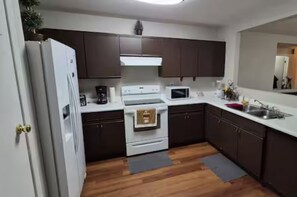 Private kitchen - Lovely 3-bedroom estate with AC in beautiful El Mirage (El Mirage)