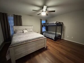 3 bedrooms, iron/ironing board, WiFi, bed sheets - Lovely 3-bedroom estate with AC in beautiful El Mirage (El Mirage)