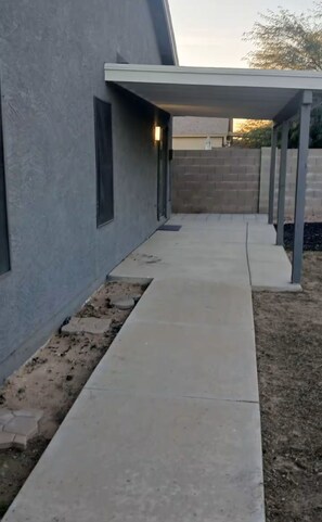 Terrace/patio - Lovely 3-bedroom estate with AC in beautiful El Mirage (El Mirage)