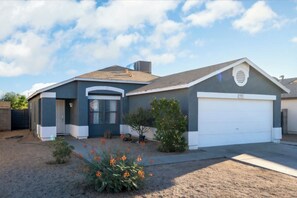 Exterior - Lovely 3-bedroom estate with AC in beautiful El Mirage (El Mirage)