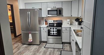 Whole House - Sleeps 6 - Remodeled Kitchen & Bath - Near I-90 - North Side Jvl