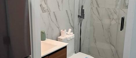 Handtücher, Seife, Toilettenpapier