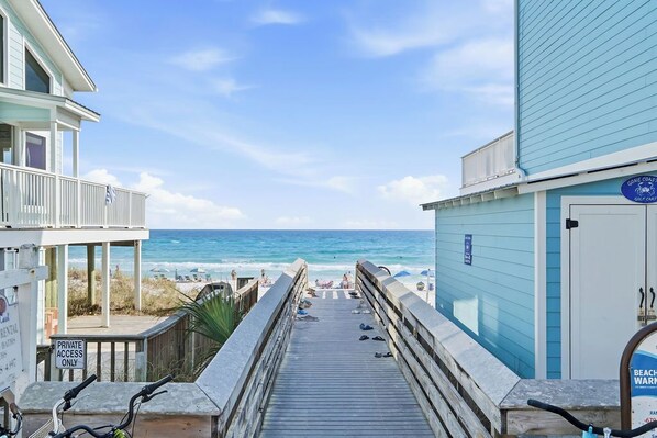 Beach nearby - Walk to Beach, Summer House, Sleeps 10, Bikes, Deck, 2 pools (Santa Rosa Beach)