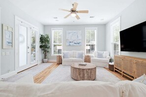 3 bedrooms, free WiFi, bed sheets - Walk to Beach, Summer House, Sleeps 10, Bikes, Deck, 2 pools (Santa Rosa Beach)