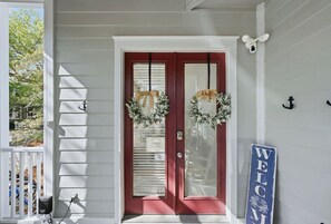 Exterior detail - Walk to Beach, Summer House, Sleeps 10, Bikes, Deck, 2 pools (Santa Rosa Beach)