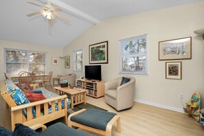 Living area - Half Shell | Clean accommodations close to Beach Road! (Chincoteague Island)