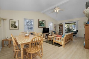 Living area - Half Shell | Clean accommodations close to Beach Road! (Chincoteague Island)