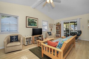 Living area - Half Shell | Clean accommodations close to Beach Road! (Chincoteague Island)