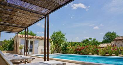 Charming Cottage - with a calm garden and a pool