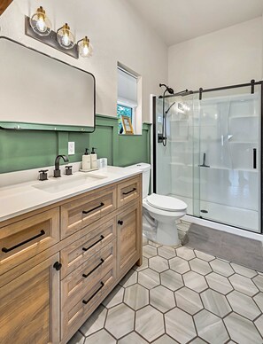 Secadora de cabello, toallas, jabón, papel de baño 